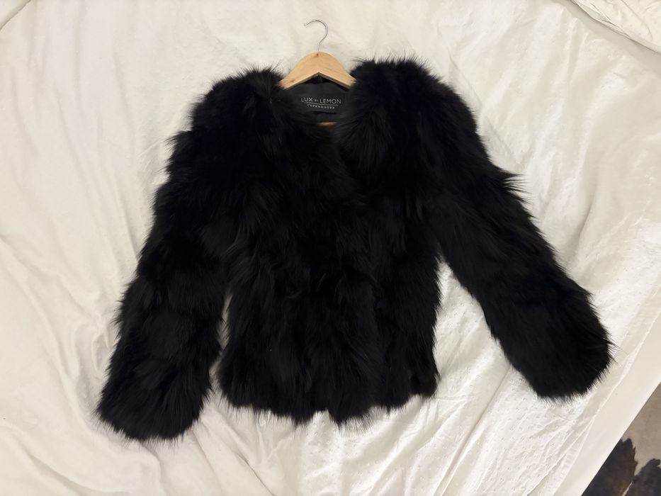 Futro z lisa czrne krótkie naturalne