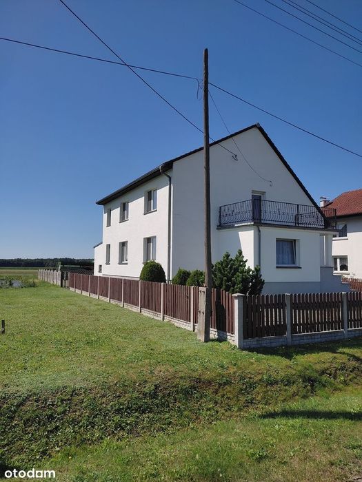 Dom oddalony od głównej ulicy, do zamieszkania, wyposażony.