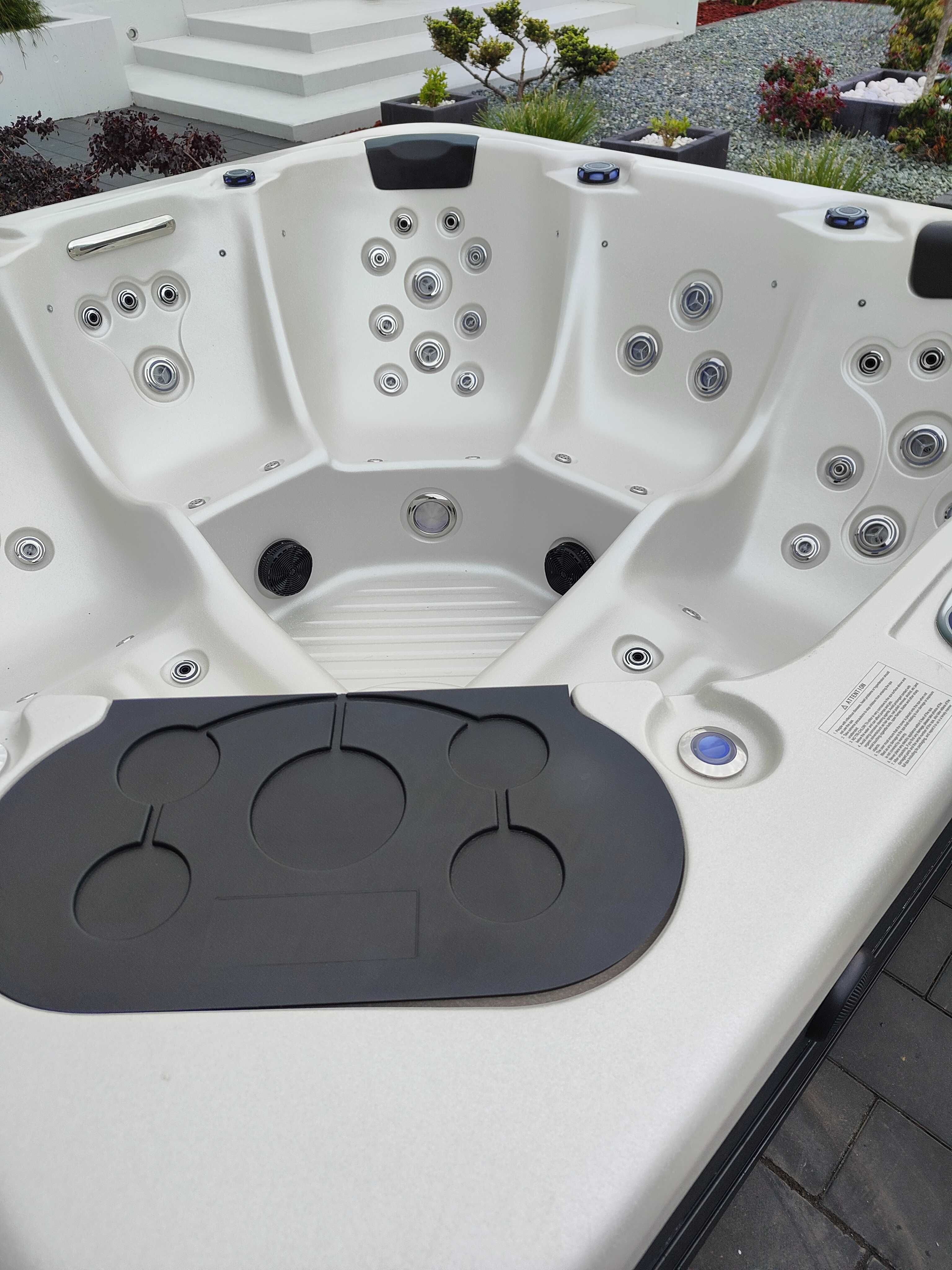 Nowe jacuzzi ogrodowe Balboa , aristech , LED RGB , bluetooth, 218x218