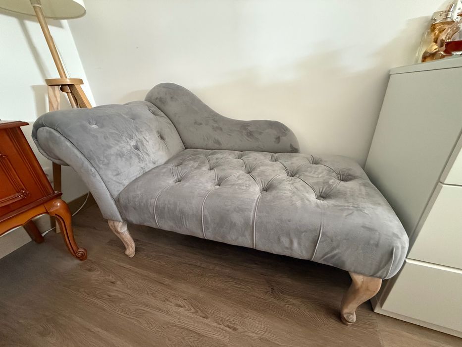 Sofá chaise-longue de veludo cinza