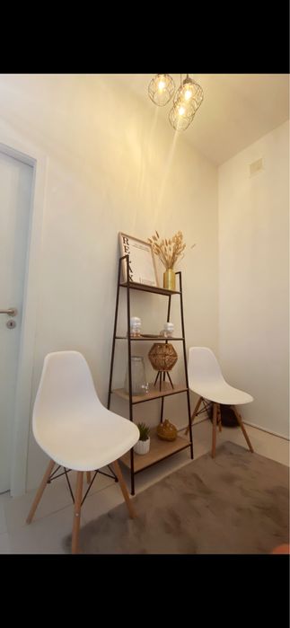 Estante com cadeiras