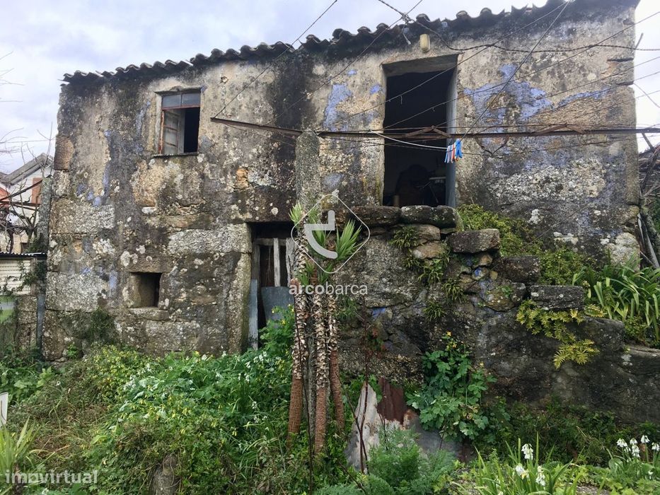 Casa Rústica para recuperar com pequeno jardim + pequena parcela de te