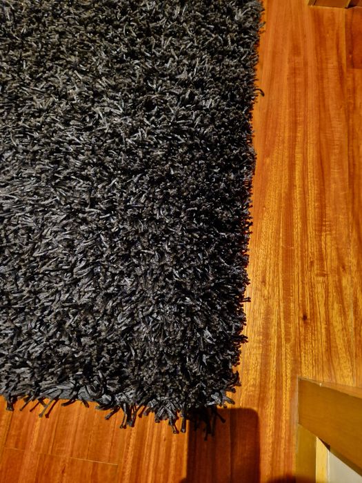 Tapete comprido preto: 85 cm X 250 cm.