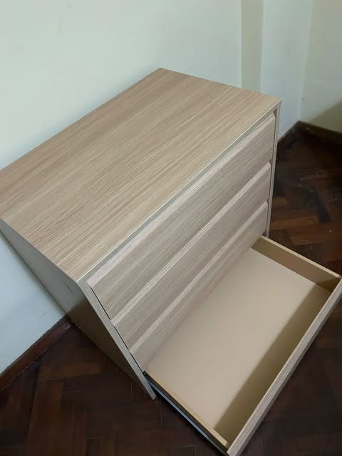 Cómoda c/4 gavetas, chapa de carvalho c/velatura branca