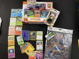 Pokemon Zestaw Album + Fuecoco pin Collection Box + scorbunny i inne