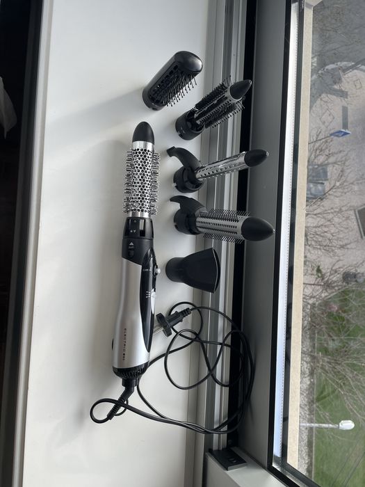 Modelador de cabelo usado com varios acessorios