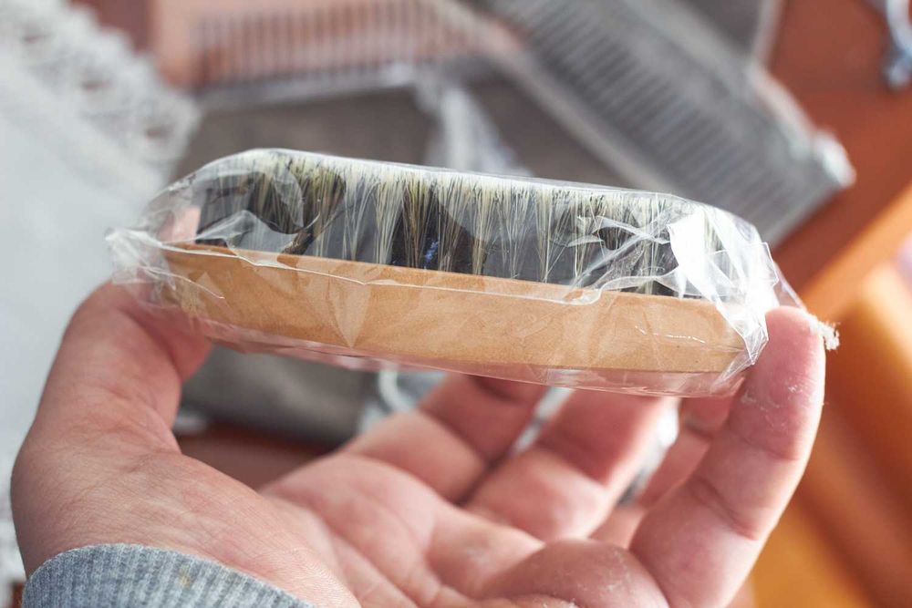 Pente de barba, tesoura, escova e bolsa