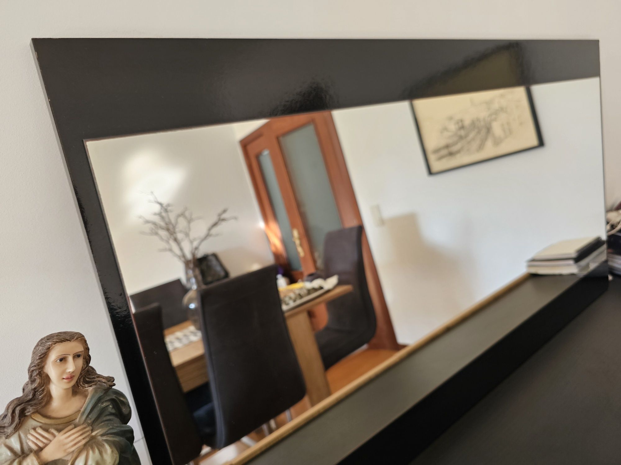 Cômoda moderna com 3 gavetas grandes e tampo de vidro com espelho.