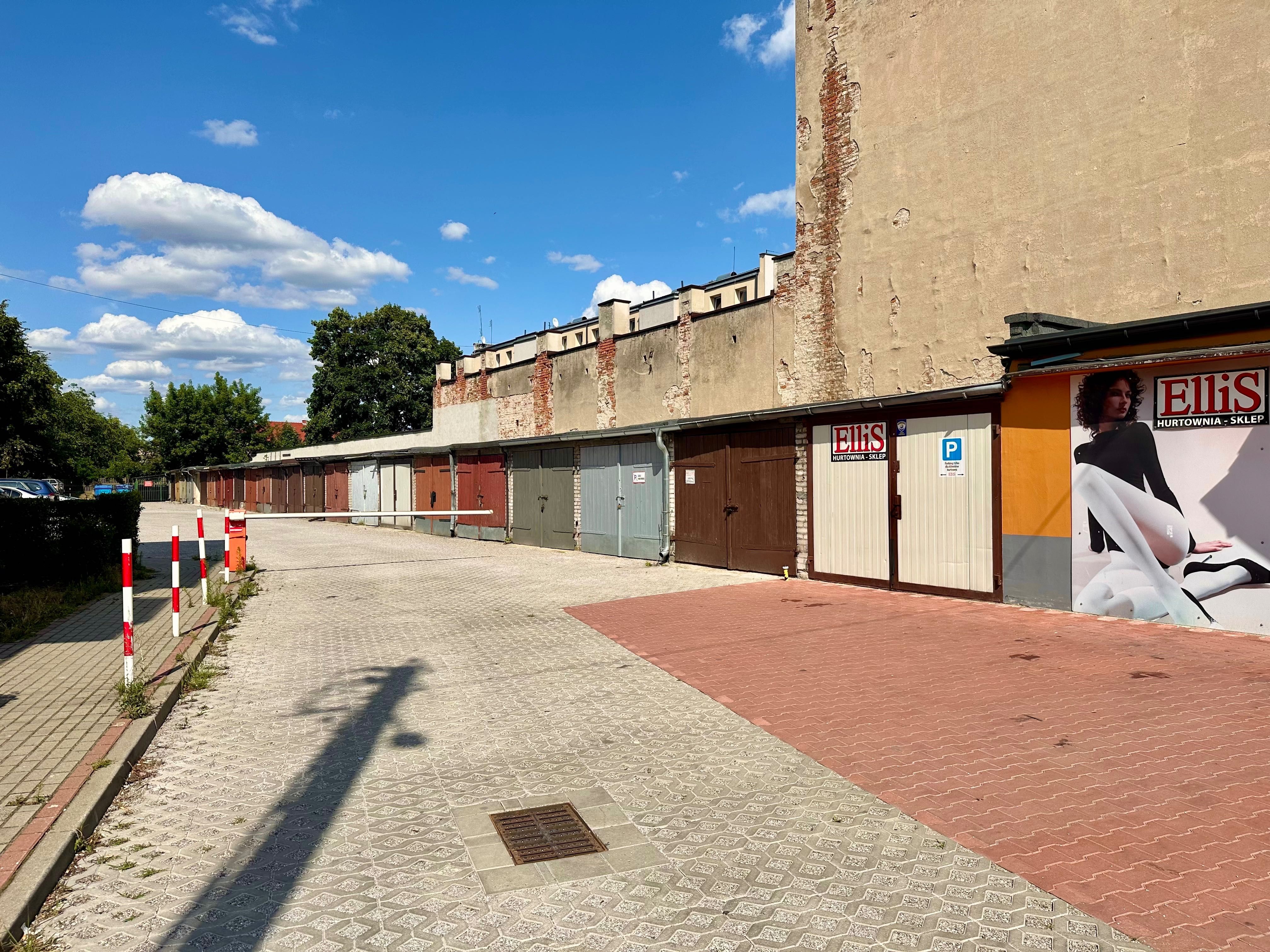 Garaż ul. Barlickiego obok Galerii  -- Pełna Własność --