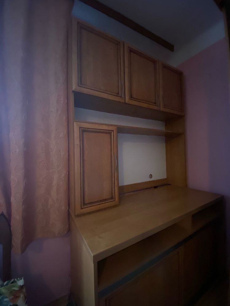 Pólka na telewizor z winklem
