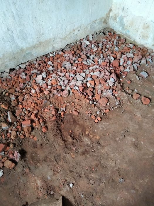 Entulho, cimento, tijolo e terra