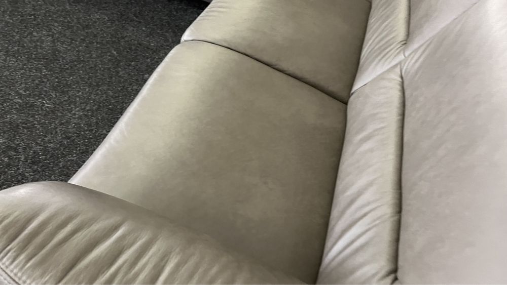 Виставковий шкіряний розкладний кутовий диван