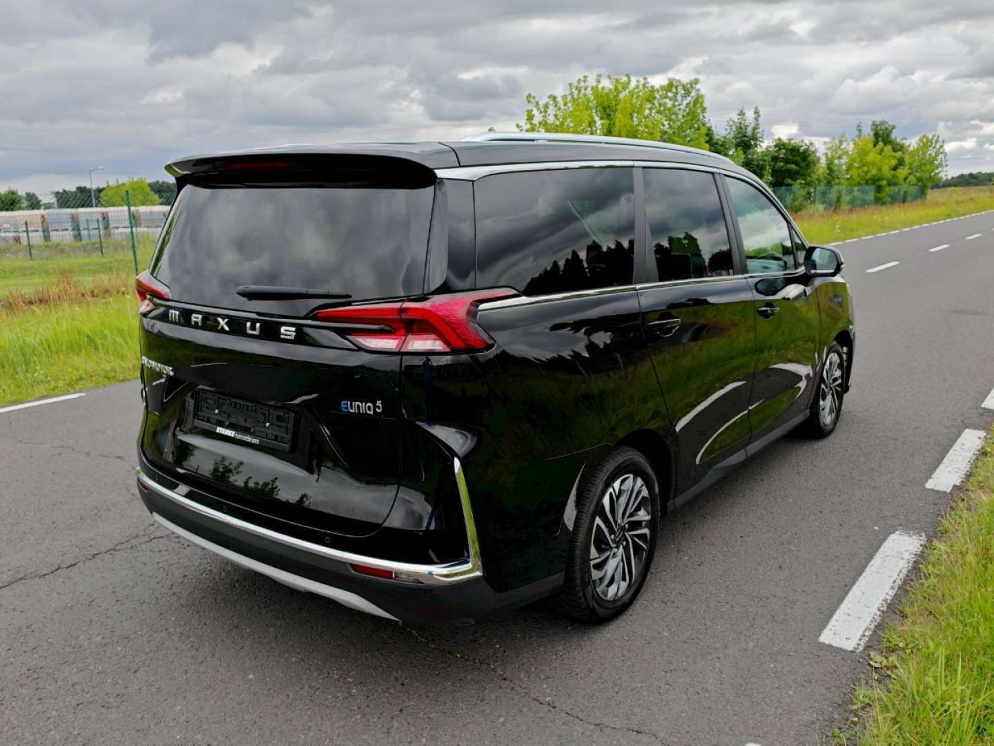 Maxus Euniq 5 bezwypadkowy, VAN 6 osób, elektryczny 177KM, złącze CCS, bateria 70kWh