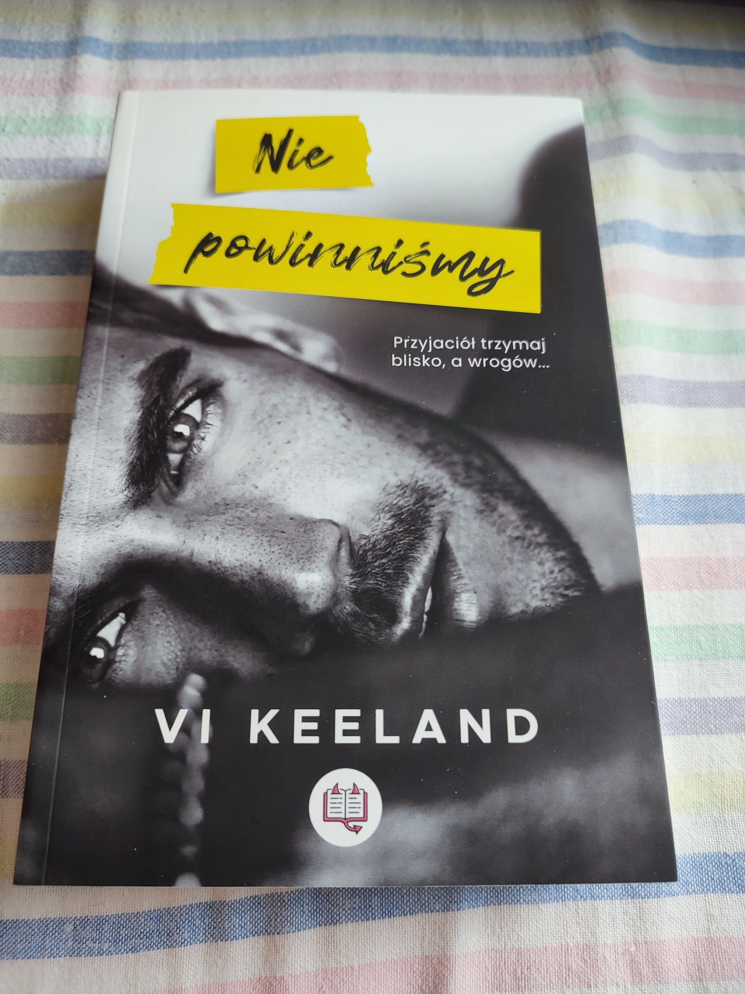 Vi Keeland -" nie powinniśmy "