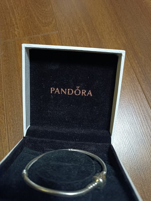 Серебряный браслет Pandora.