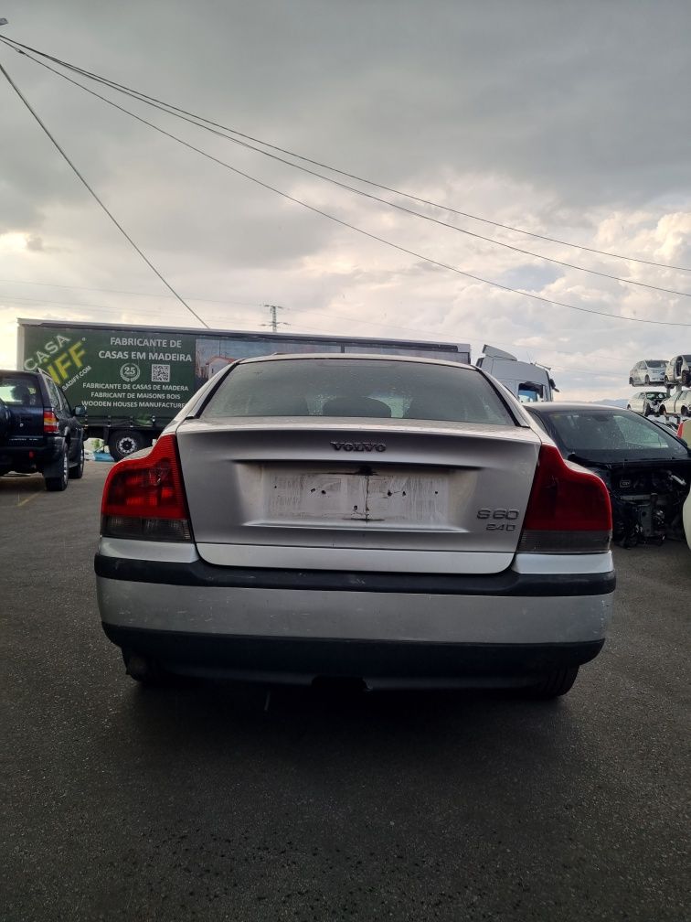 Volvo S60 2.4D de 2002 para peças