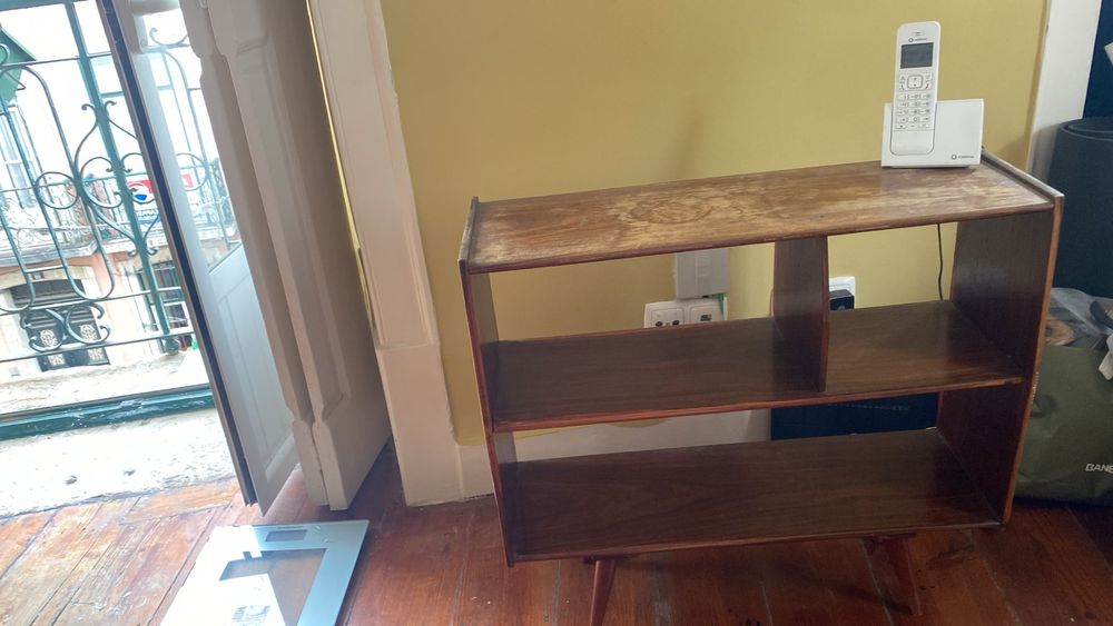 Consola pequena modernista