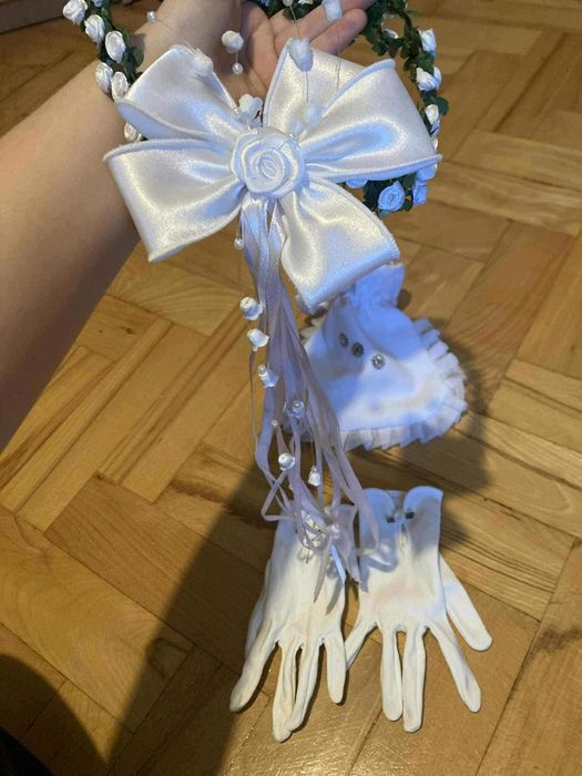 Biała Alba komunijna w zestawie z zielonym wiankiem torebką i rękawicz