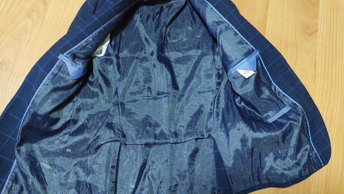 Продам школьный пиджак 152 размер