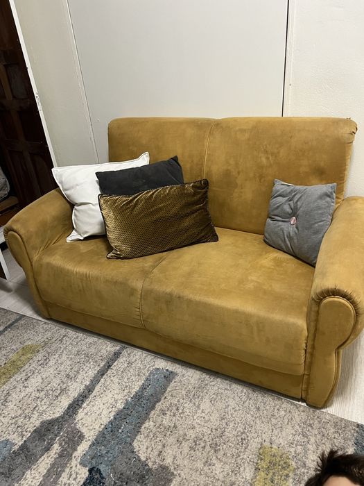 Sofá 2 lugares amarelo torrado