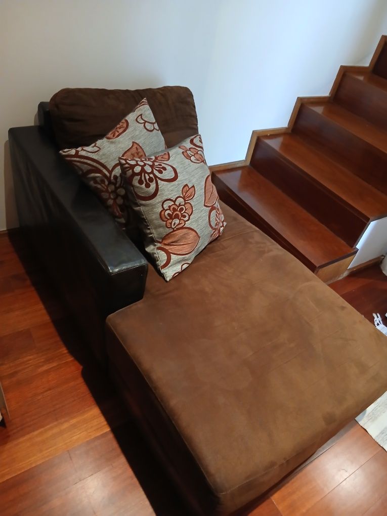 Sofa pequeno em pele castanho