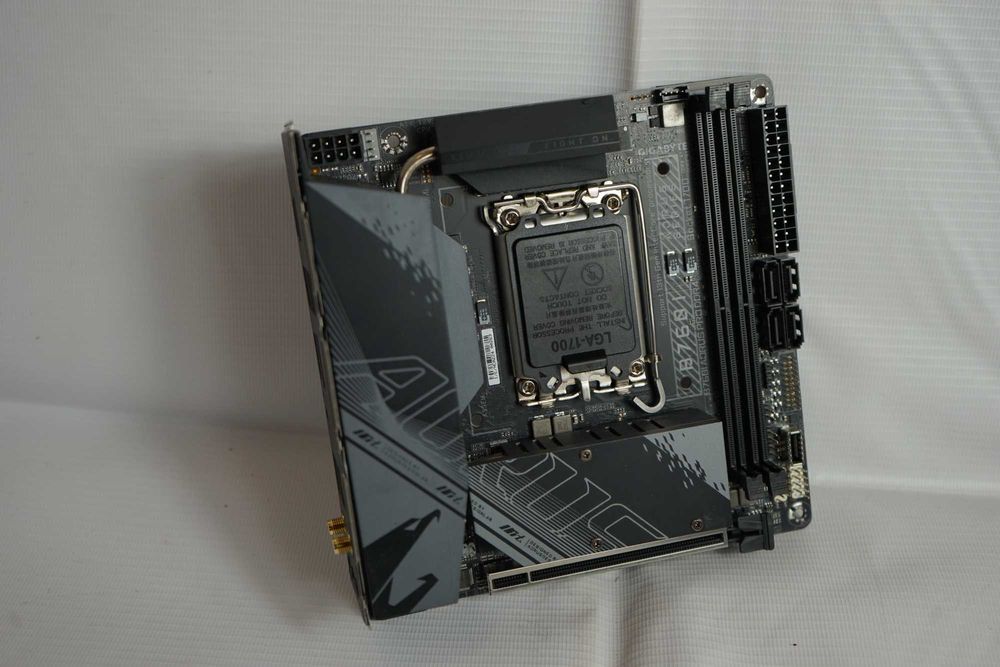 Материнська плата GIGABYTE B760I AORUS PRO DDR4 LGA1700