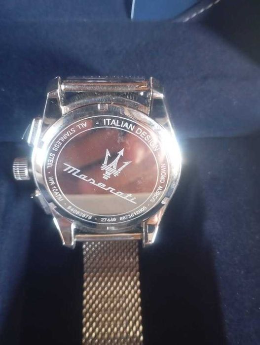 à venda:
relógio muito elegante da marca MASERATI.
