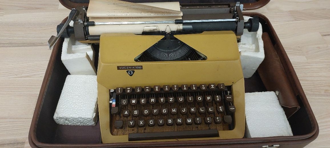 Maszyna do pisania z PRL nieużywana walizka Łucznik 1303 Radom dywanik