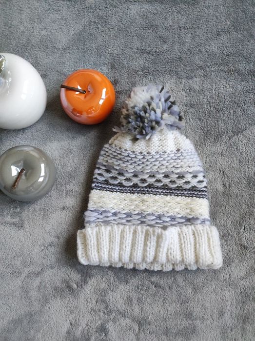 Czapka zimowa w kolorze kremowo-szarym