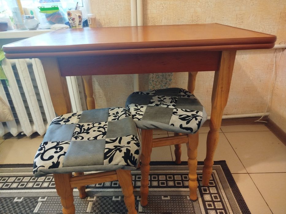 Продам кухонні меблі стіл і чотири стільці у доброму стані