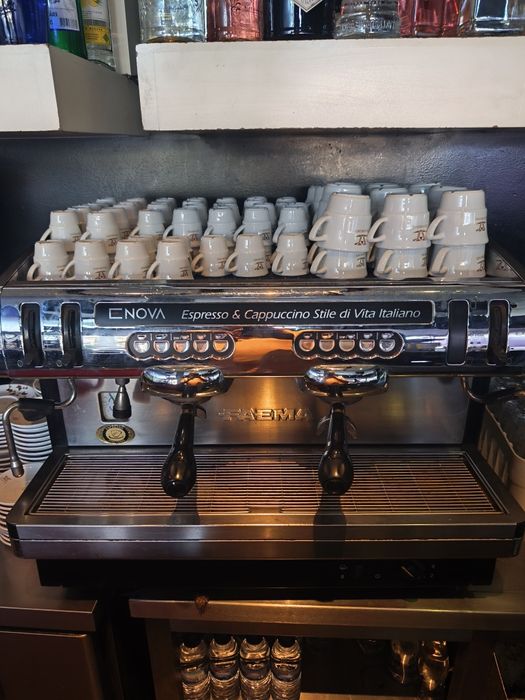 Máquina de café a trabalhar 100%