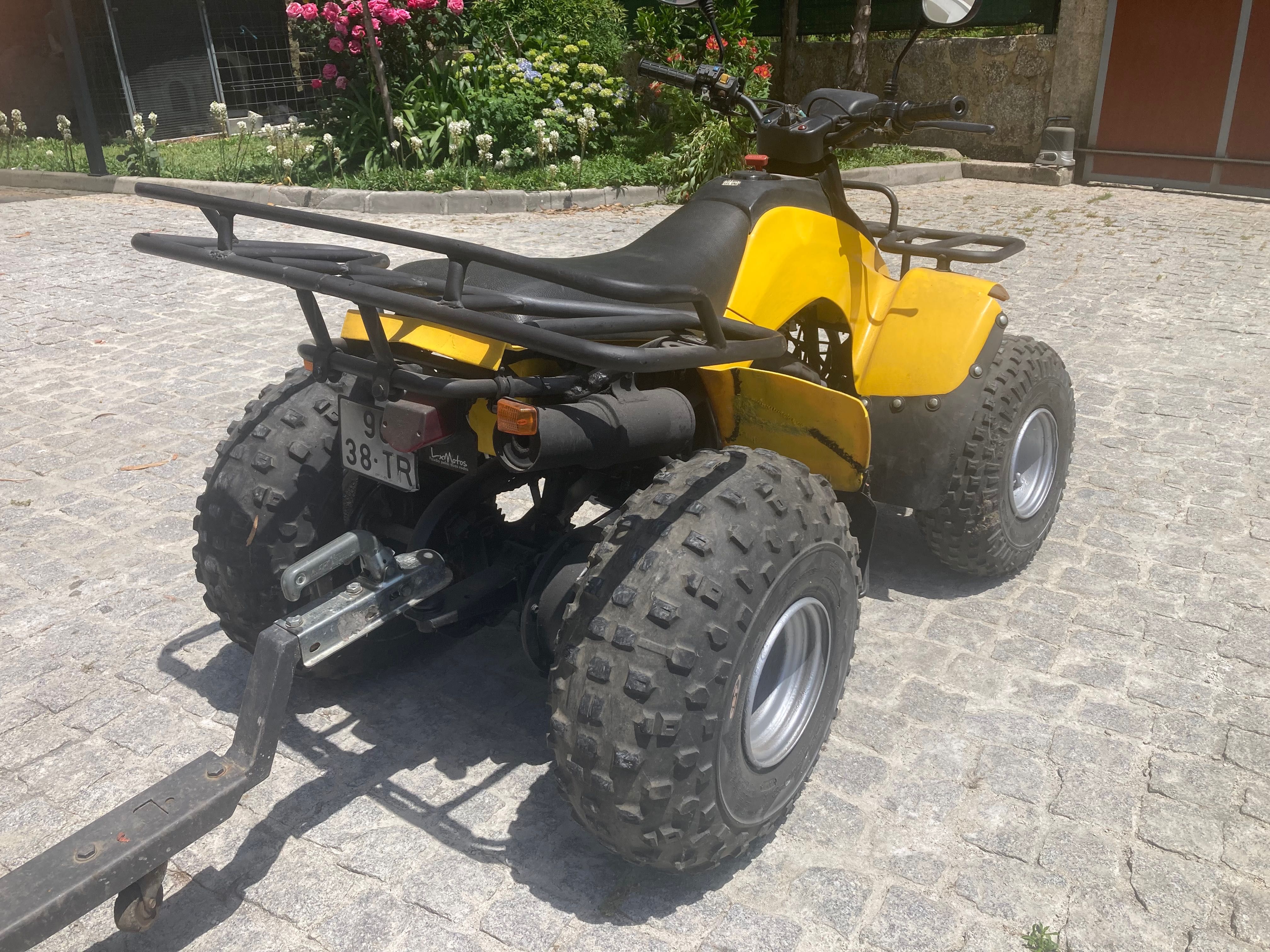 Moto 4 Suzuki LT-F 160 Quadrunner com atrelado