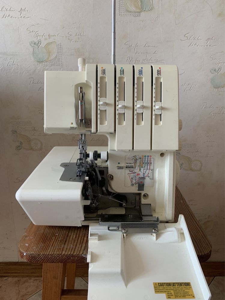 Швейная оверлок машина Bernina