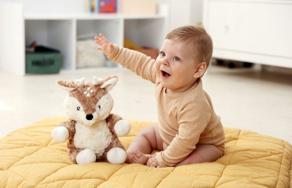 Szumiąca Sarenka z czujnikiem ruchu i pozytywką Finley Fawn Cloud B