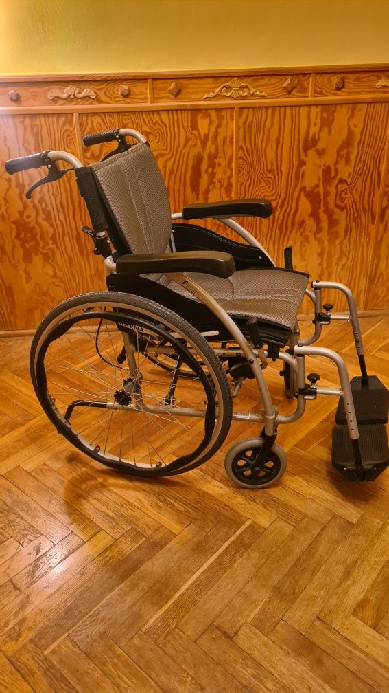 Transportowy aluminiowy wózek inwalidzki firmy KARMA model S-ERGO 115