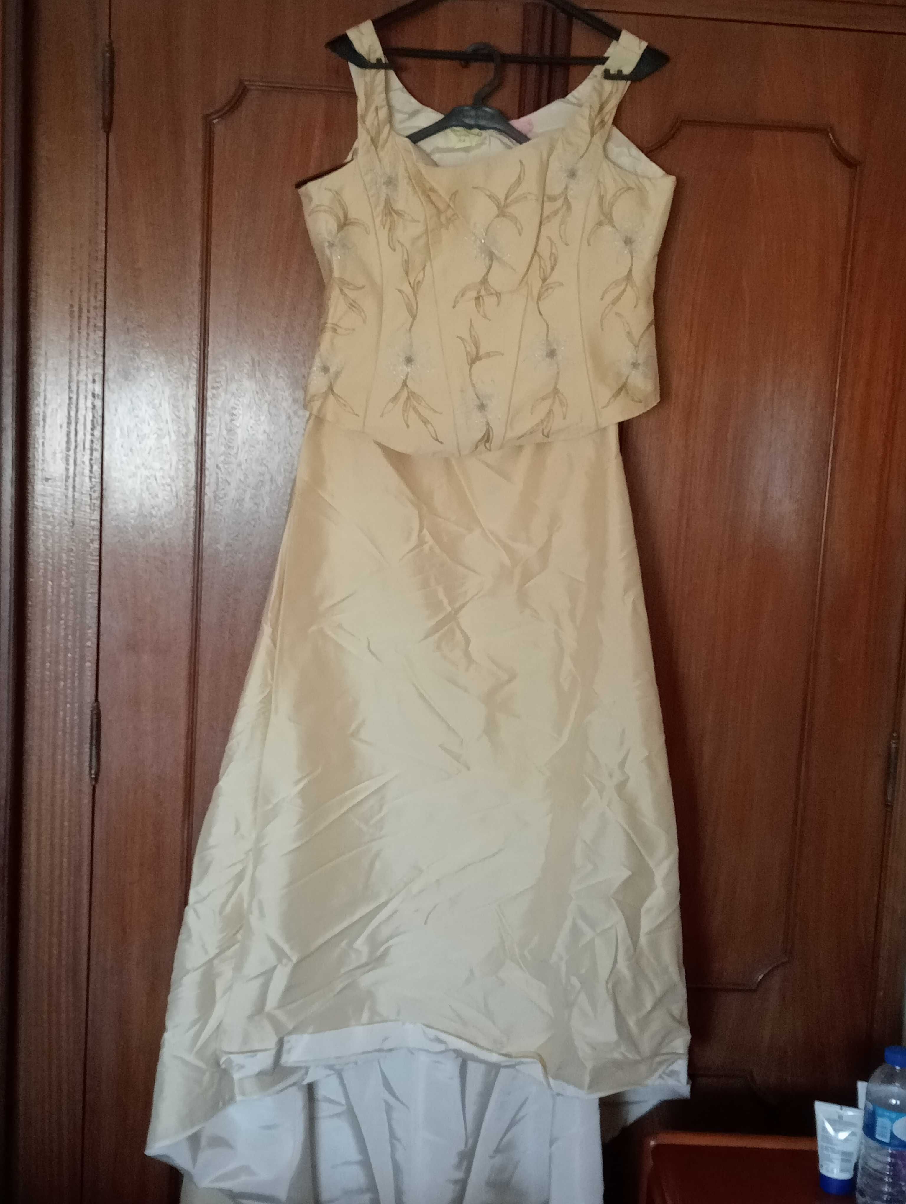 Vendo vestido de noiva em organza,composto por saia e corpete