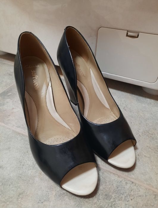 Продам босоножки Clarks