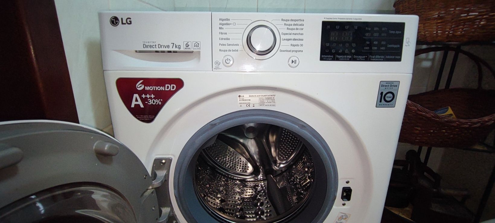 A máquina de lavar *LG*, mod com tecnologia *Inverter Direct Drive 7kg
