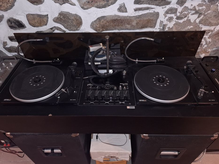 Aparelhagem antiga em bom estado. Tem alguns endereços