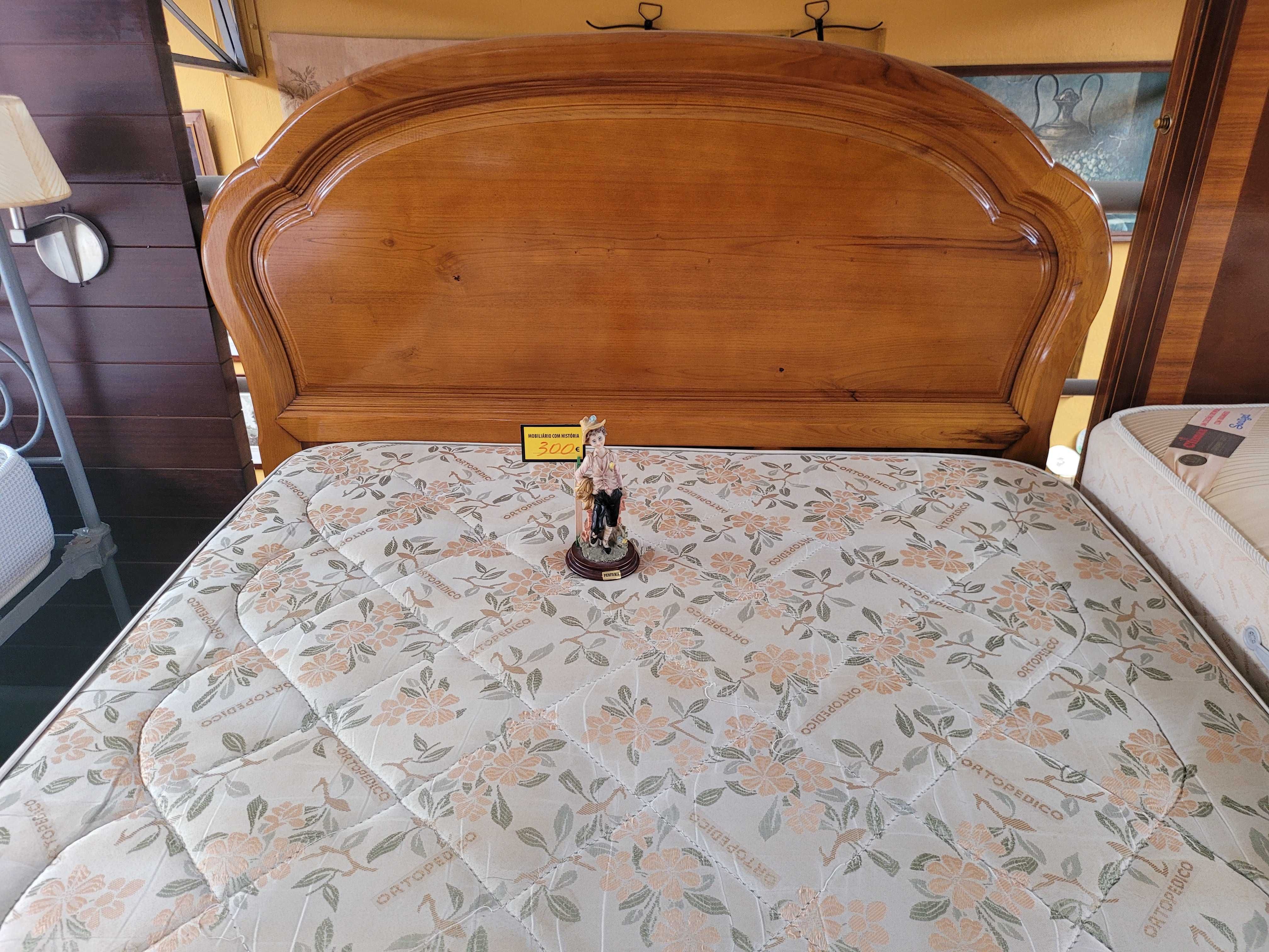 Cama em madeira maciça com estrado e colchão - Mu