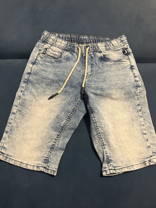 Krotkie spodnie jeansowe