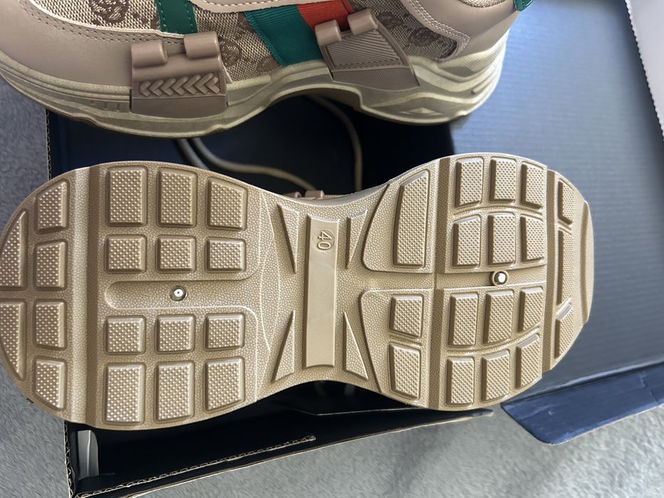 Кроссовки женские