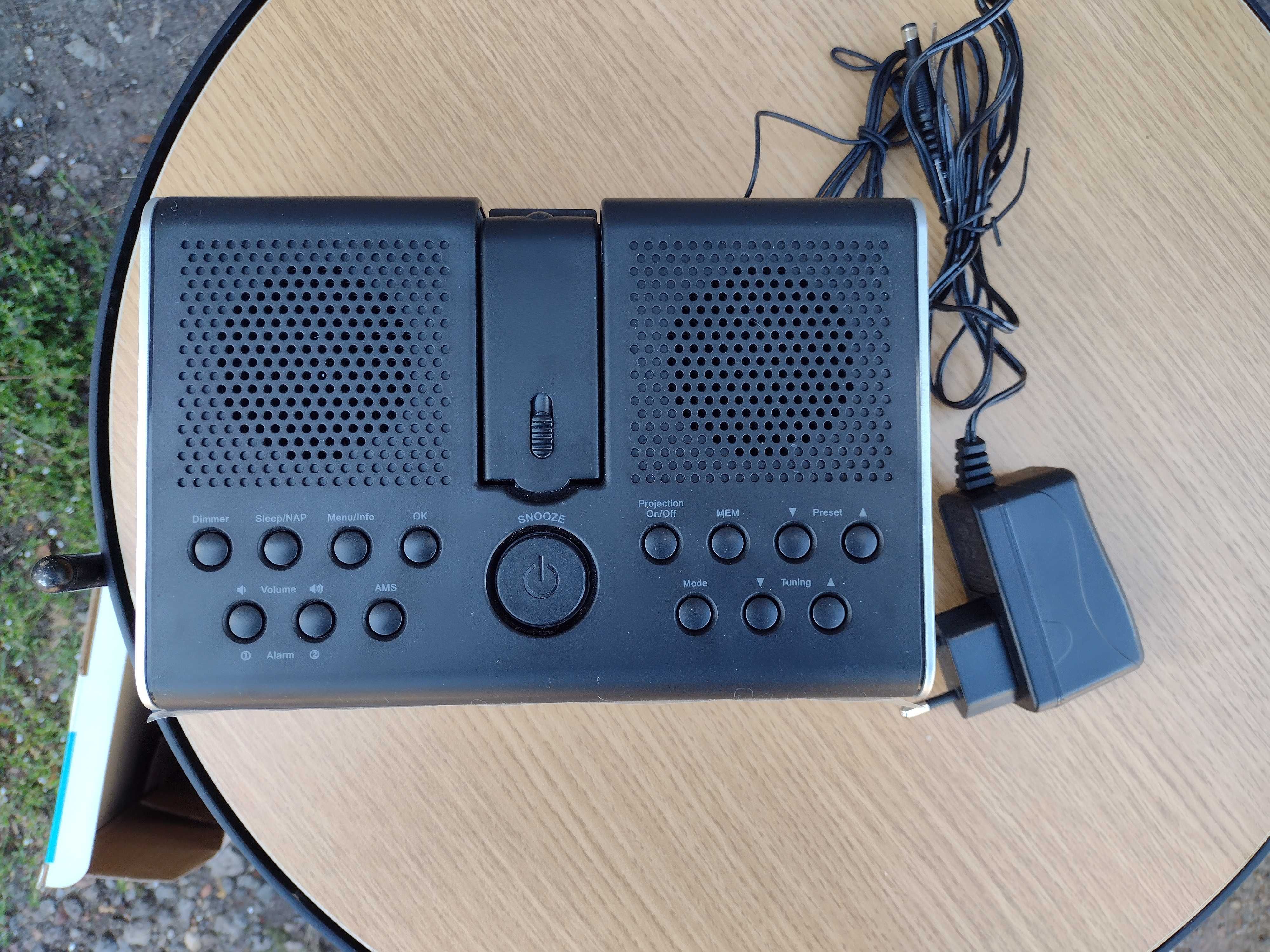 Radiobudzik DAB + z funkcją projekcji godziny