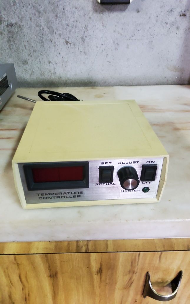 Regolado de temperatura com sonda e rele de desparo. Temporizador pr