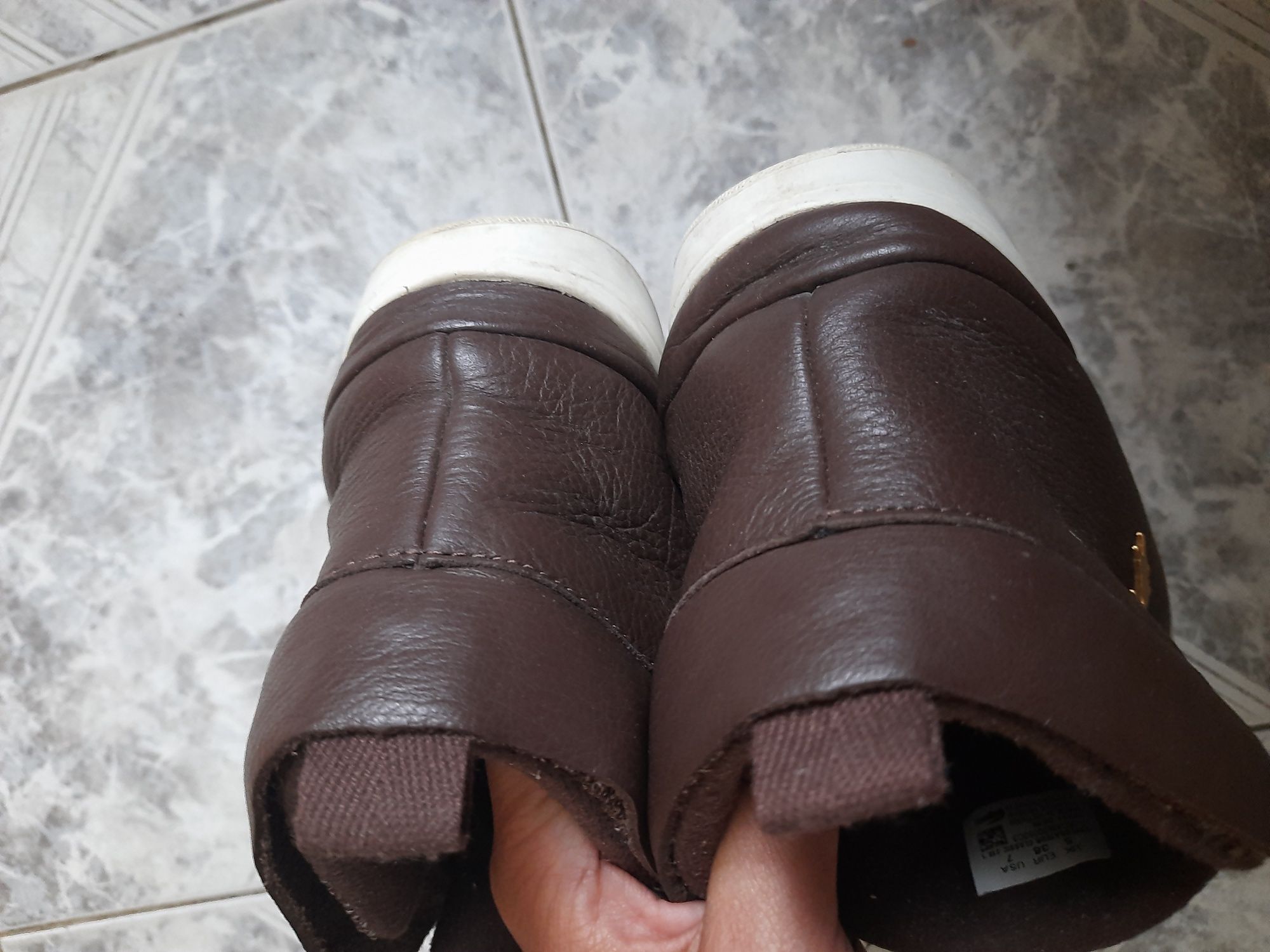 Lacoste brązowe skórzane sneakersy ze zlotym logo 38