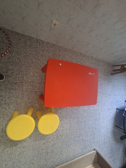 Mesa e 2 bancos crianca