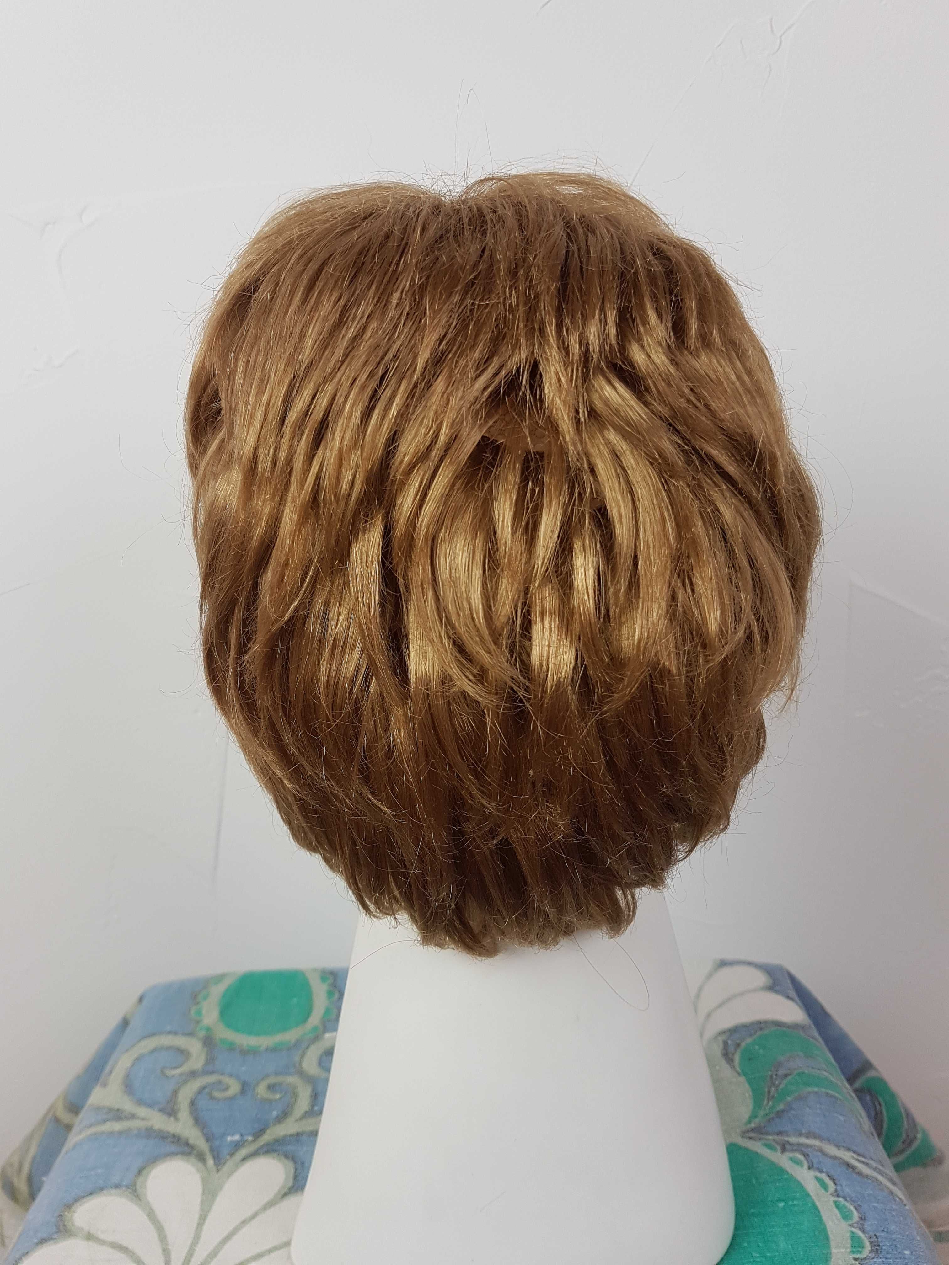 Peruka ciemny blond, brązowa, włosy półdługie H072
