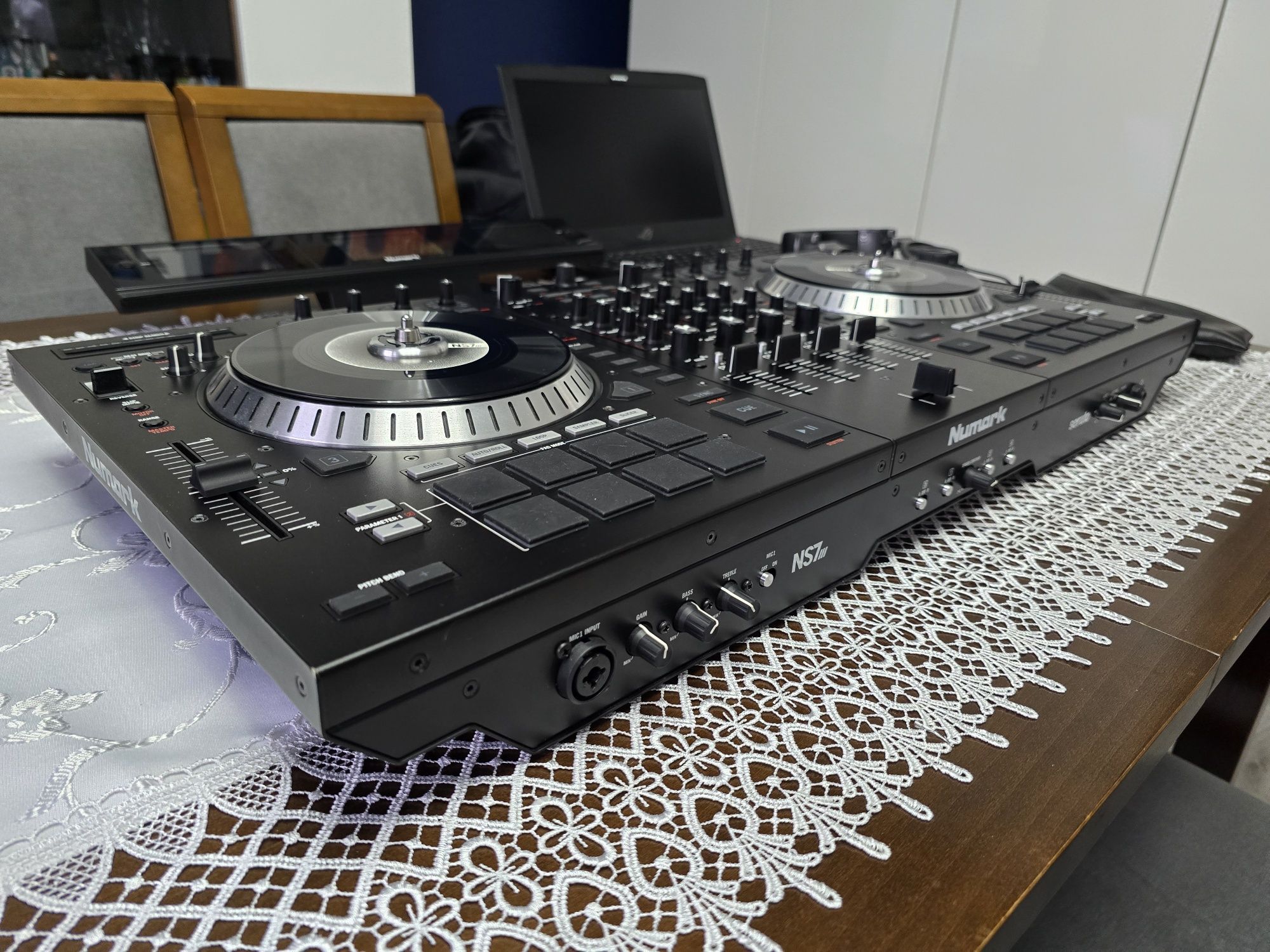 Konsola DJ Kontroler Numark NS7 III + 3 ekrany