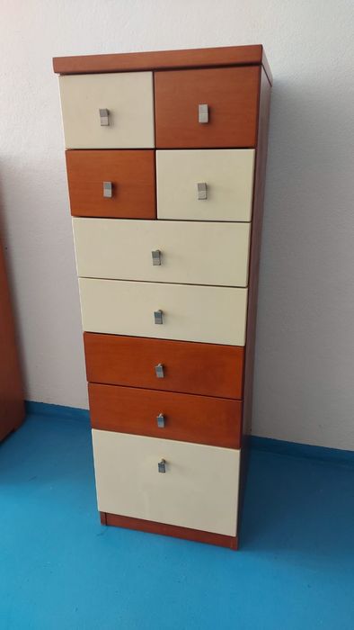 Móvel com gavetas cerejeira e branco