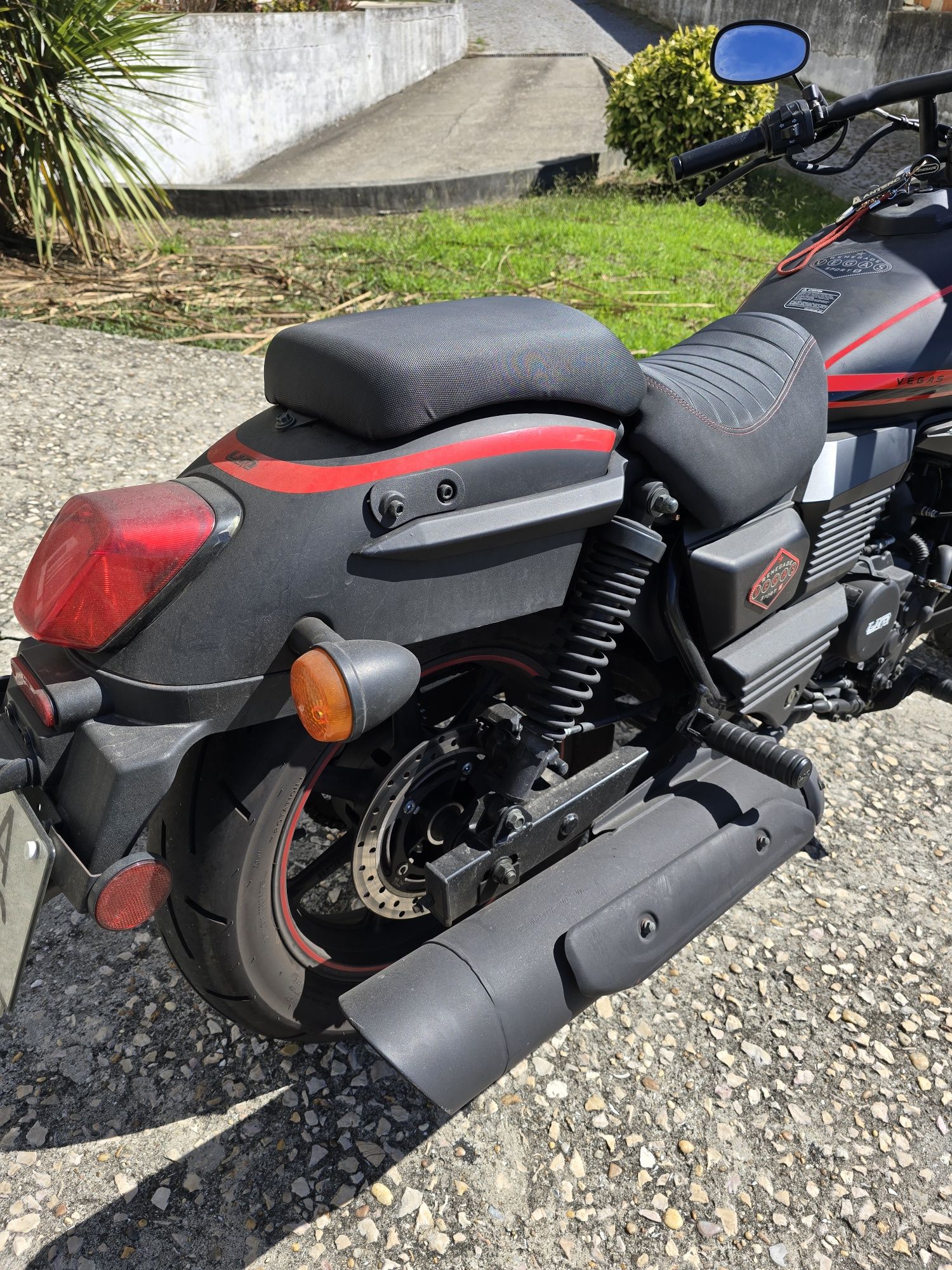 Mota 125  renegade de garagem como nova